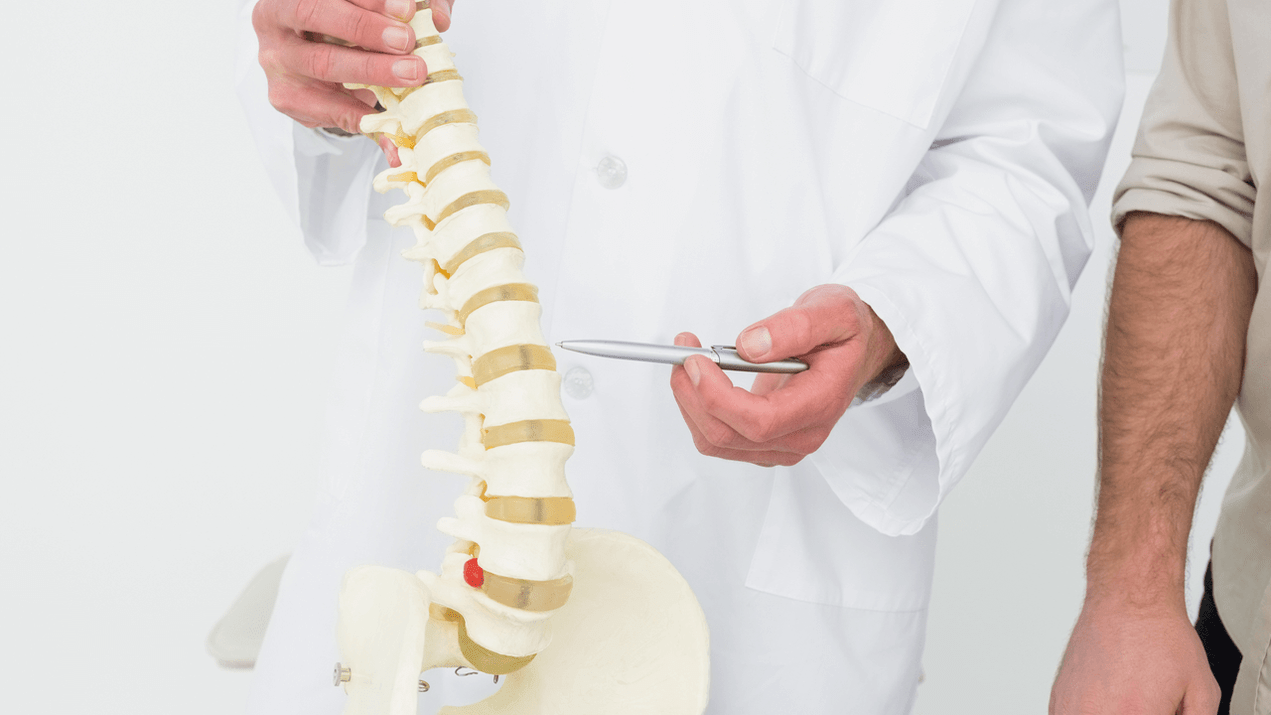 Diagnosis of back pain at the appointment of a doctor